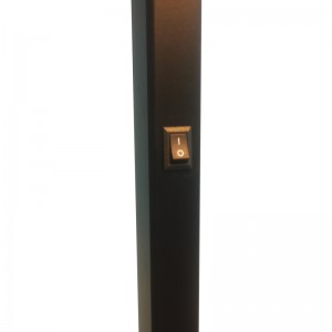 Canapé de l\'hôtel Waterwalk à côté de lampadaire avec finitionnoire mate à la salle d\'or