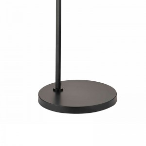 Canapé de l\'hôtel Waterwalk à côté de lampadaire avec finitionnoire mate à la salle d\'or