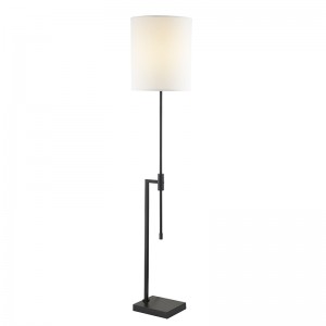 Lampadaire de l\'hôtel Waterwalk avec finitionnoire mate au canapé à côté de la salle d\'or