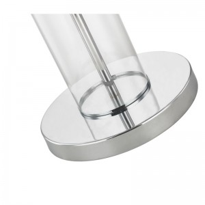 Lampadaire en métal hôtel avec finition chromée poli au canapé à côté de la salle d\'hôtes