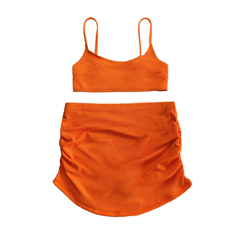 Blouse de base en tissu orange en crêpe de base.