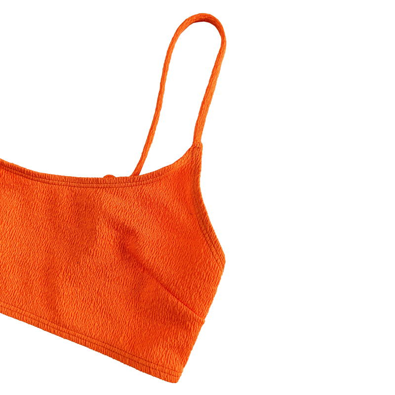 Blouse de base en tissu orange en crêpe de base.