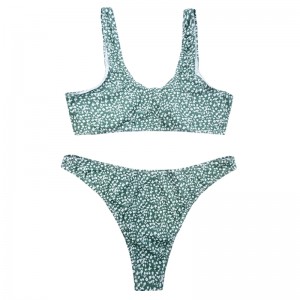 Maillot de bain confortable en deux pièces avec large bandoulière et petit blanc floral sur fond vert