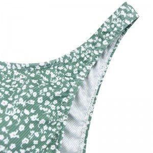 Maillot de bain confortable en deux pièces avec large bandoulière et petit blanc floral sur fond vert