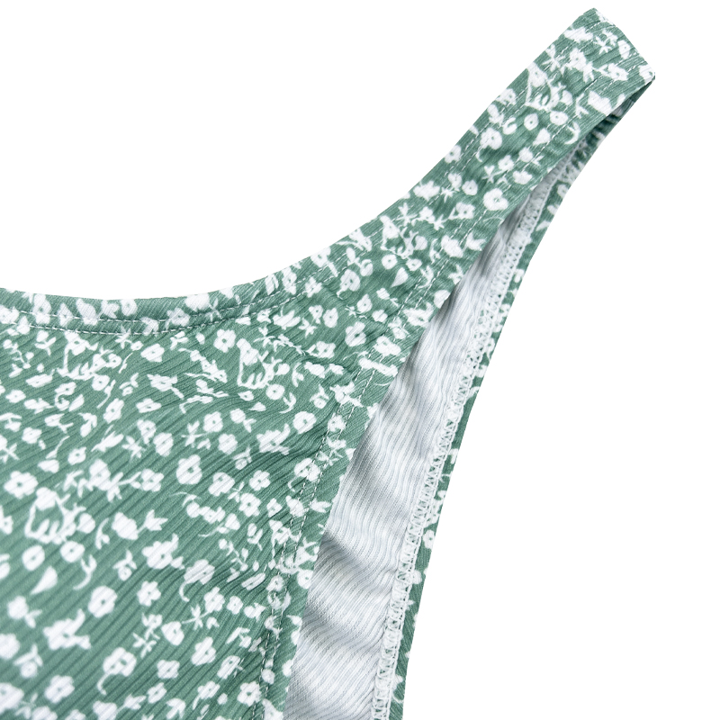 Maillot de bain confortable en deux pièces avec large bandoulière et petit blanc floral sur fond vert