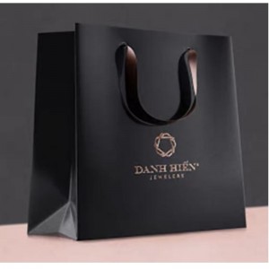 Logo de marque personnalisé Luxury Black Paper Apparel Packaging Gift Shopping Sac Paperbag