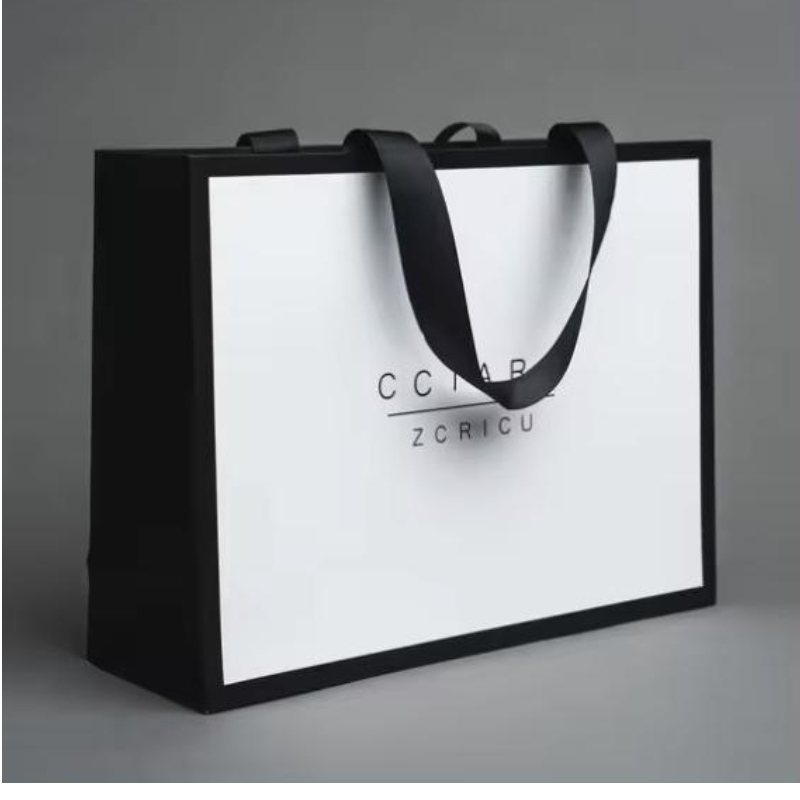 Vêtements de luxe personnalisé sac d'emballage de vente au détail sac cadeau blanc bolsas de papel shopping en papier d'emballage avec des poignées pour vêtements