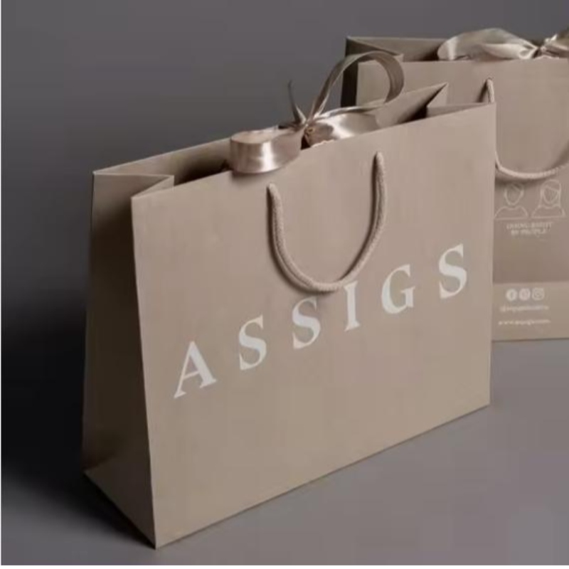 Vêtements de luxe personnalisé sac d'emballage de vente au détail sac cadeau blanc bolsas de papel shopping en papier d'emballage avec des poignées pour vêtements