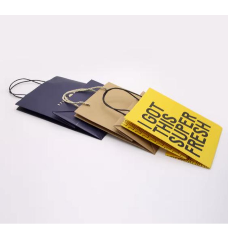 Logo imprimé personnalisé Kraft Paper Emballage Sac cadeau Crafacier Shopping Biodegradable Paper Sac avec poignée