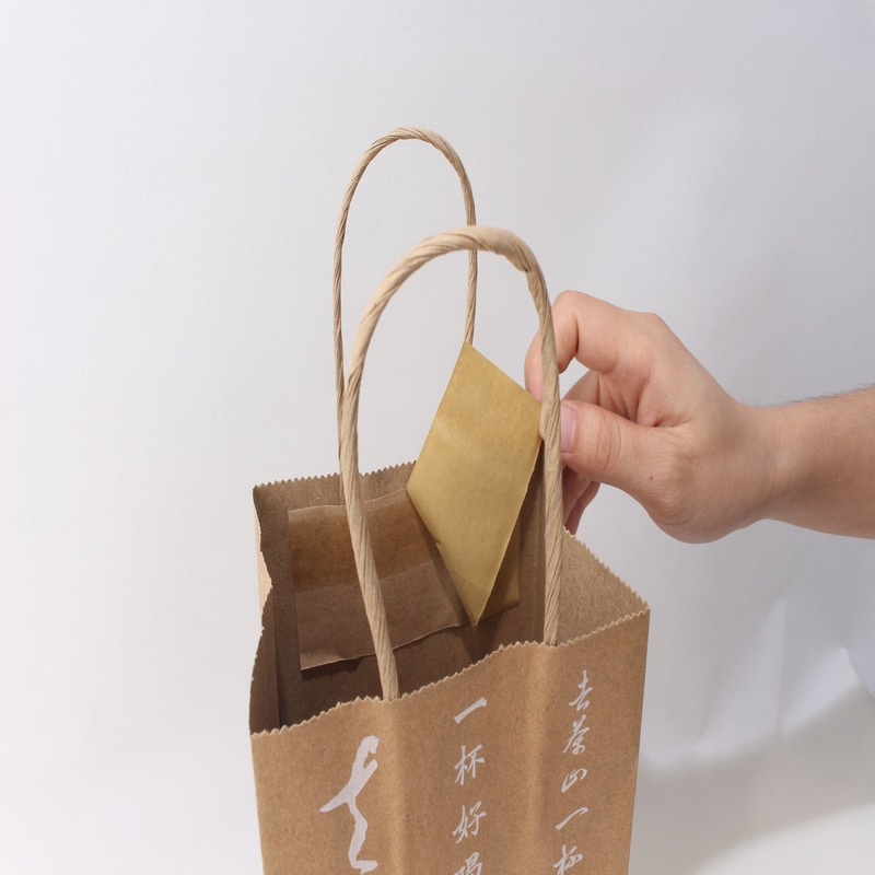 Présentation denos sacs en papier à poignée pratique avec ruban adhésif double face