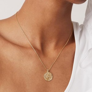 Collier pendentif Eternal Sunburst Radiance, un symbole d\'énergie et d\'élégance intemporelles