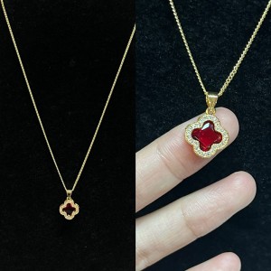 Radiant Ruby Blossom Gold-Collier de fleurs plaqué avec des accents clairs étincelants