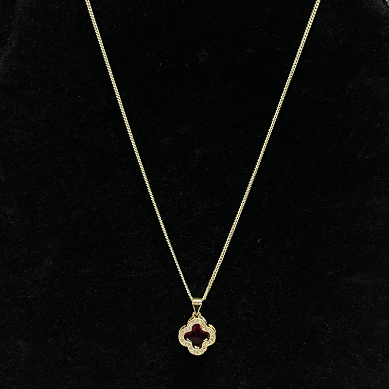 Radiant Ruby Blossom Gold-Collier de fleurs plaqué avec des accents clairs étincelants