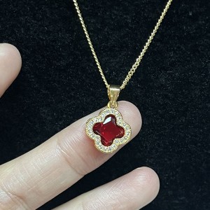 Radiant Ruby Blossom Gold-Collier de fleurs plaqué avec des accents clairs étincelants