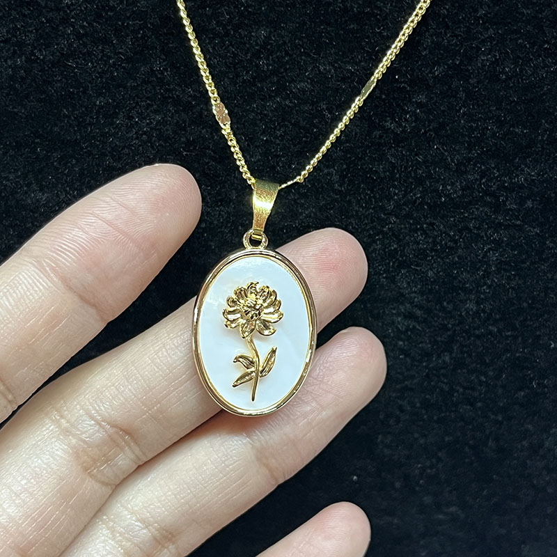 Or-Collier pendentif floral plaqué avec mère-de-Incrustation de perles pour l'élégance intemporelle et le luxe de tous les jours