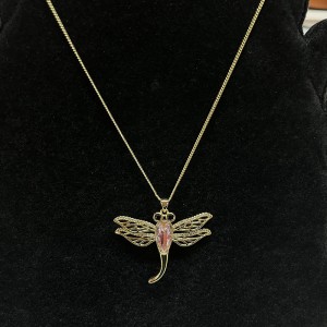 Collier pendentif libellule élégant avec des accents de cristal rose et de strass, or-Plaqué avec des ailes en filigrane complexe