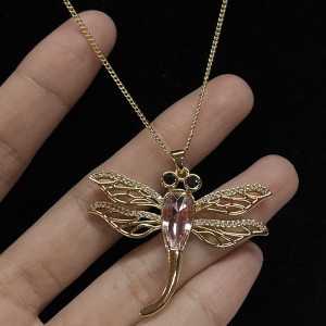 Collier pendentif libellule élégant avec des accents de cristal rose et de strass, or-Plaqué avec des ailes en filigrane complexe