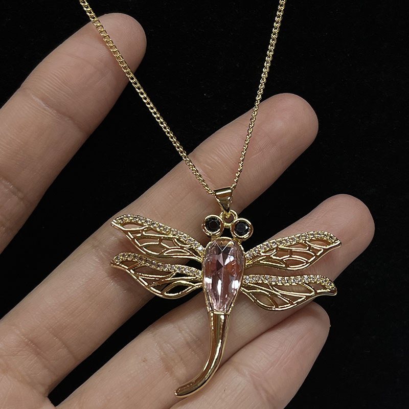 Collier pendentif libellule élégant avec des accents de cristal rose et de strass, or-Plaqué avec des ailes en filigrane complexe
