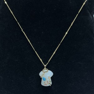 Élégant collier de pendentif chinois chinois Jade blanc avec de l\'or-Détails floraux plaqués, turquoise & Accents de zircon vintage-Bijoux de mode inspirés pour les femmes