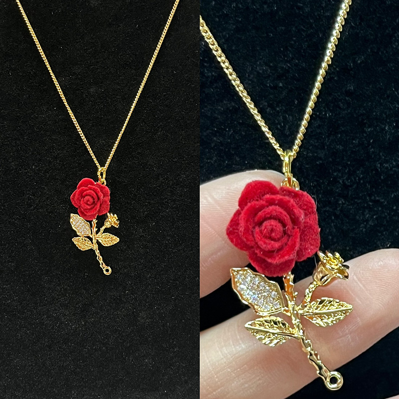 Or romantique-Collier pendentif rose en velours rouge plaqué avec strass-Feuilles ornées et design floral élégant pour l'amour et la beauté