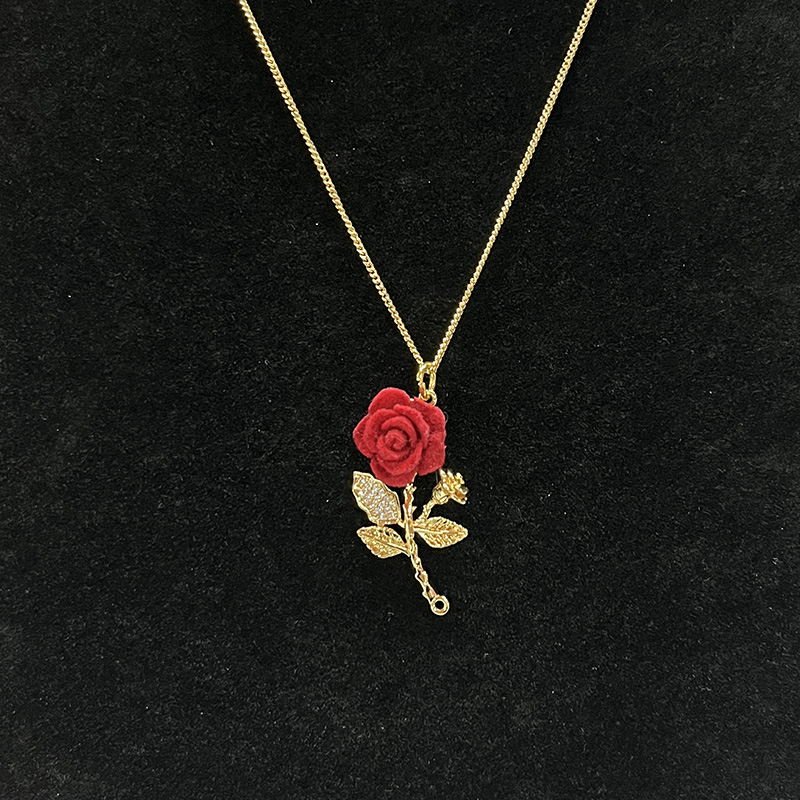 Or romantique-Collier pendentif rose en velours rouge plaqué avec strass-Feuilles ornées et design floral élégant pour l'amour et la beauté