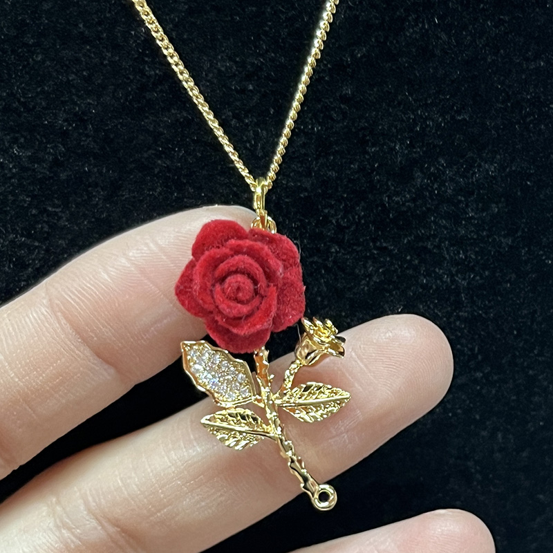 Or romantique-Collier pendentif rose en velours rouge plaqué avec strass-Feuilles ornées et design floral élégant pour l'amour et la beauté