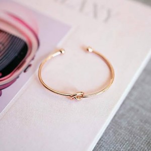 4K Gold plaqué Forever Love Knot Infinity Bangle Bracelets pour femmes Bracelet de bracelet en or ajusté en or pour les femmes élégantes or-Bracelet manchette ouvert avec conception denœuds - bijoux minimaliste moderne pour usure qu...