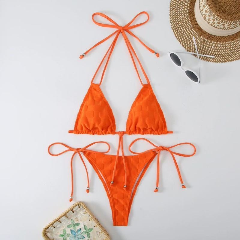 Nouveau 2025 européen et américain-style deux-Pièces de maillots de bain bikini pour les femmes. Fabriqué en tissu spécial, disponible en couleurs unis et plusieurs couleurs. Design triangulaire à laced et sexy 8878 Prix:$79,99