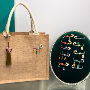 Chinois-Style Brooch Lucky