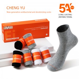 Hommes du printemps et d\'été au milieu-chaussettes de veau