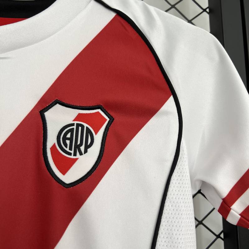 25/26 Kids River Plate Home Taille: 16-28